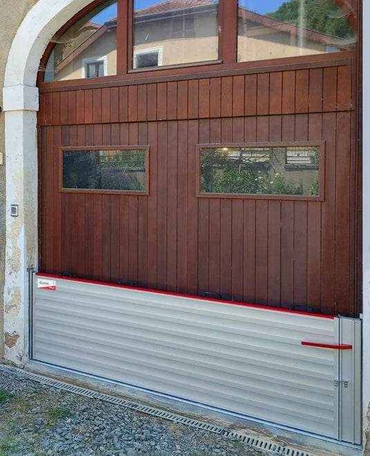 Batardeau anti-inondation installé devant une porte de garage