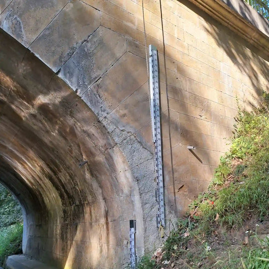 Installation en corde d'une échelle limnimétrique