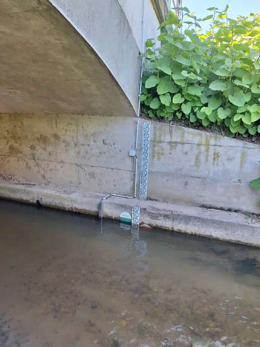 Échelle limnimétrique sur mesure installée sous un pont