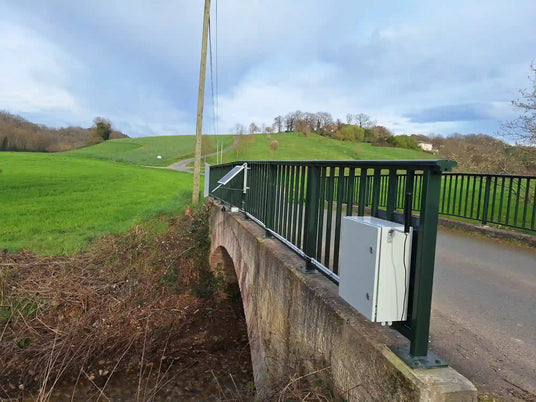 Installation d'une station hydrométrique avec radar et coffret de transmission