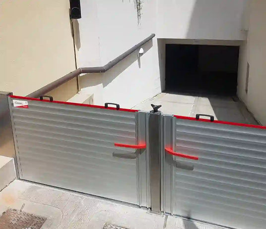 Batardeau anti-inondation installé devant l'entrée d'un parking souterrain