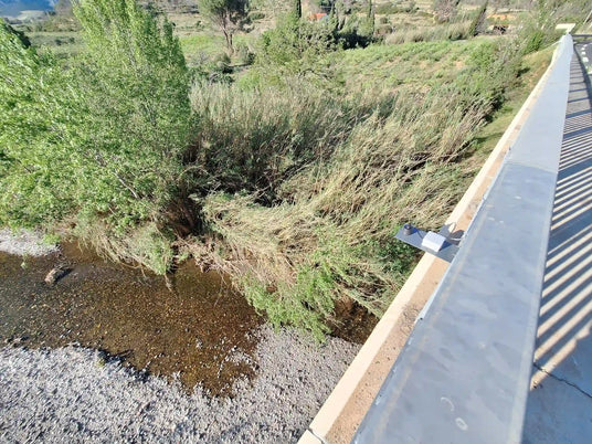 Radar sans contact installé au-dessus d'un cours d'eau pour mesurer la hauteur d'eau