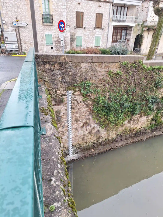 Échelle de crues avec support de fixation