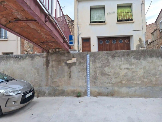 Échelle limnimétrique en acier émaillé installée sur un ouvrage maçonné