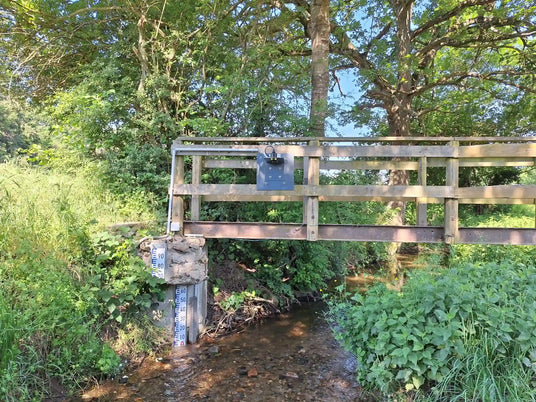 Échelle limnimétrique pour la lecture du niveau d'eau d'un cours d'eau