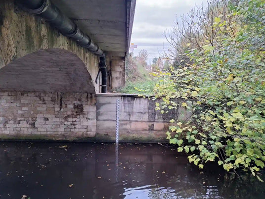 Échelle limnimétrique installée sous un ouvrage pour suivre le niveau de l'eau