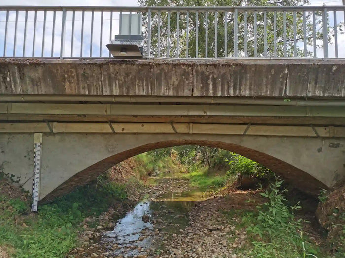 Radar de mesure de hauteur d'eau installé sous un pont