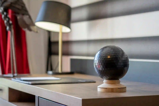 Capteur de qualité de l'air oGoXe-R noir intégré dans un bureau