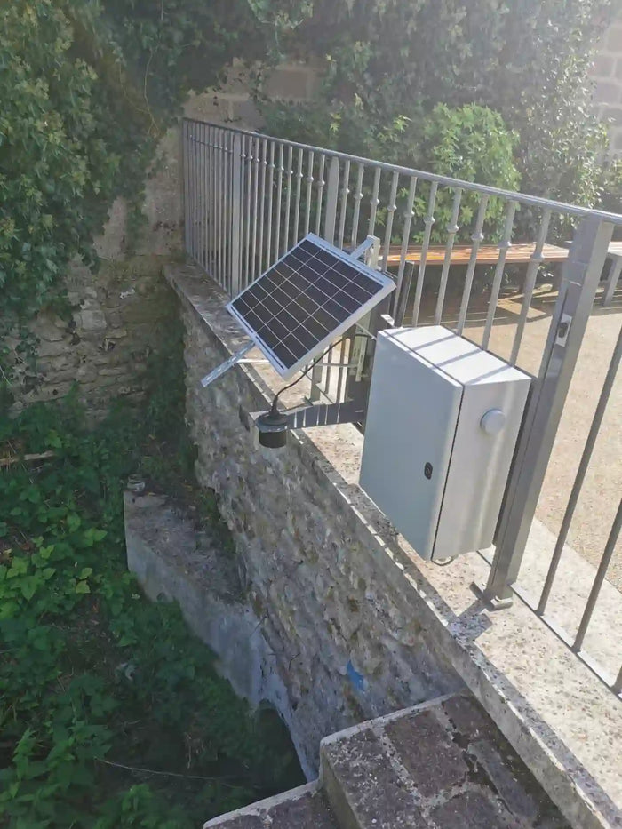 Station hydrométrique autonome alimentée par panneau solaire et batterie