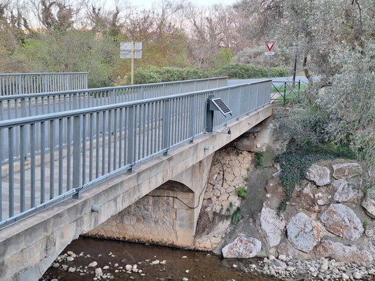 Station hydrométrique OGOXE installée sur un pont pour mesurer le niveau d'eau
